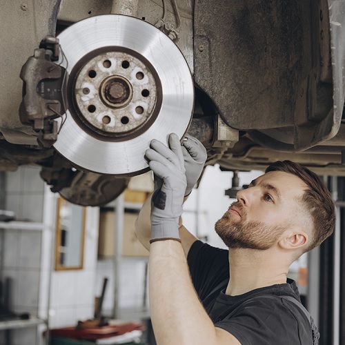 Araba fren yaparken neden titrer?