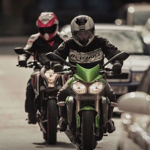 Motosikletler neden arabalar kadar güvenli değildir?